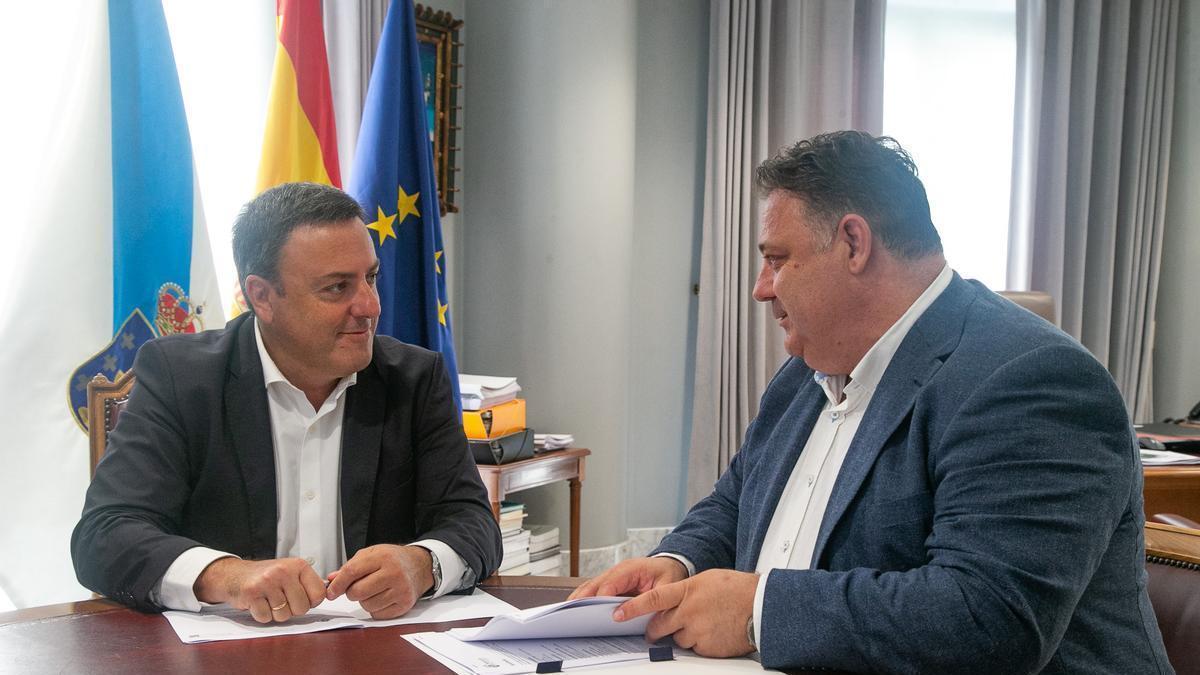 El presidente de la Deputación da Coruña, González Formoso (derecha), junto con el alcalde de Frades,Roberto Rey.