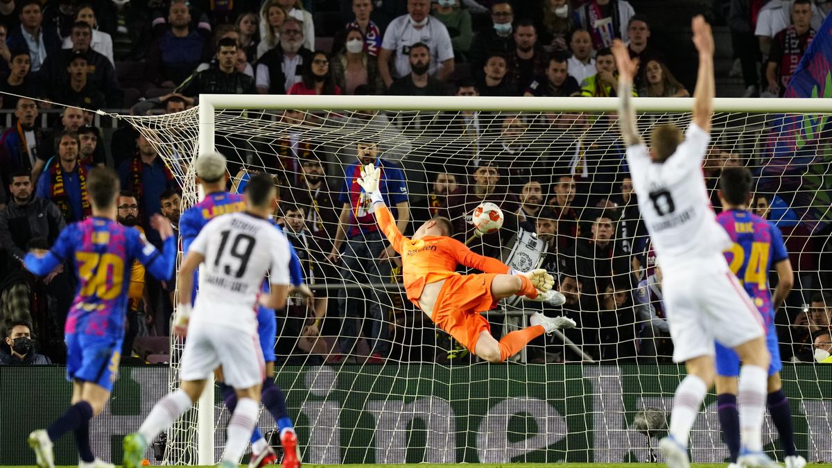 Estirada de Ter Stegen en el gol de Santos Borré.