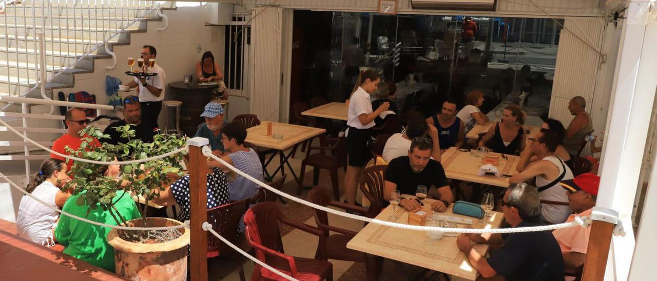 La terraza de 
un restaurante de la 
Playa de Gandia.  Ximo Ferri