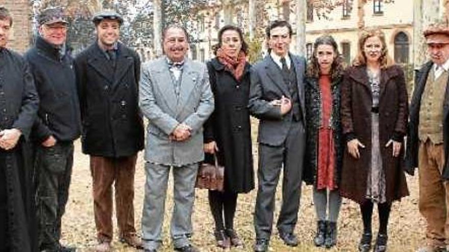 Els protagonistes de la sèrie, amb el director, Lluís Maria Güell