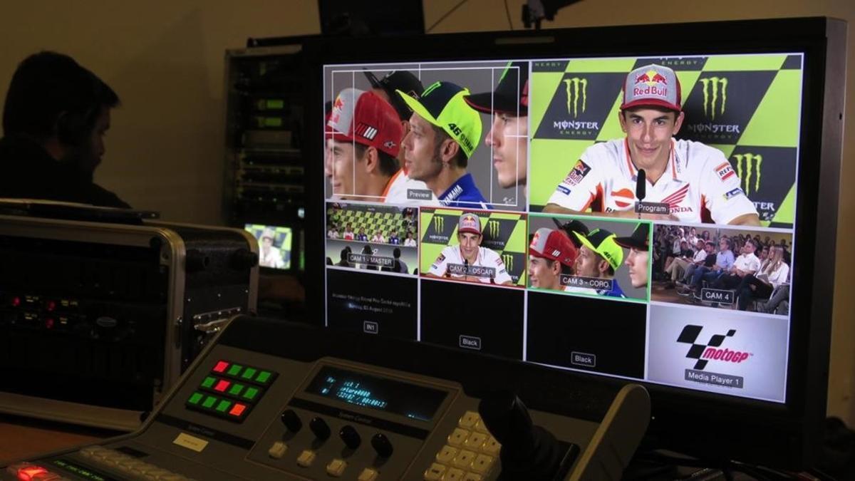 Marc Márquez, en la pantalla del realizador de TV, en la conferencia de prensa de hoy en Brno.