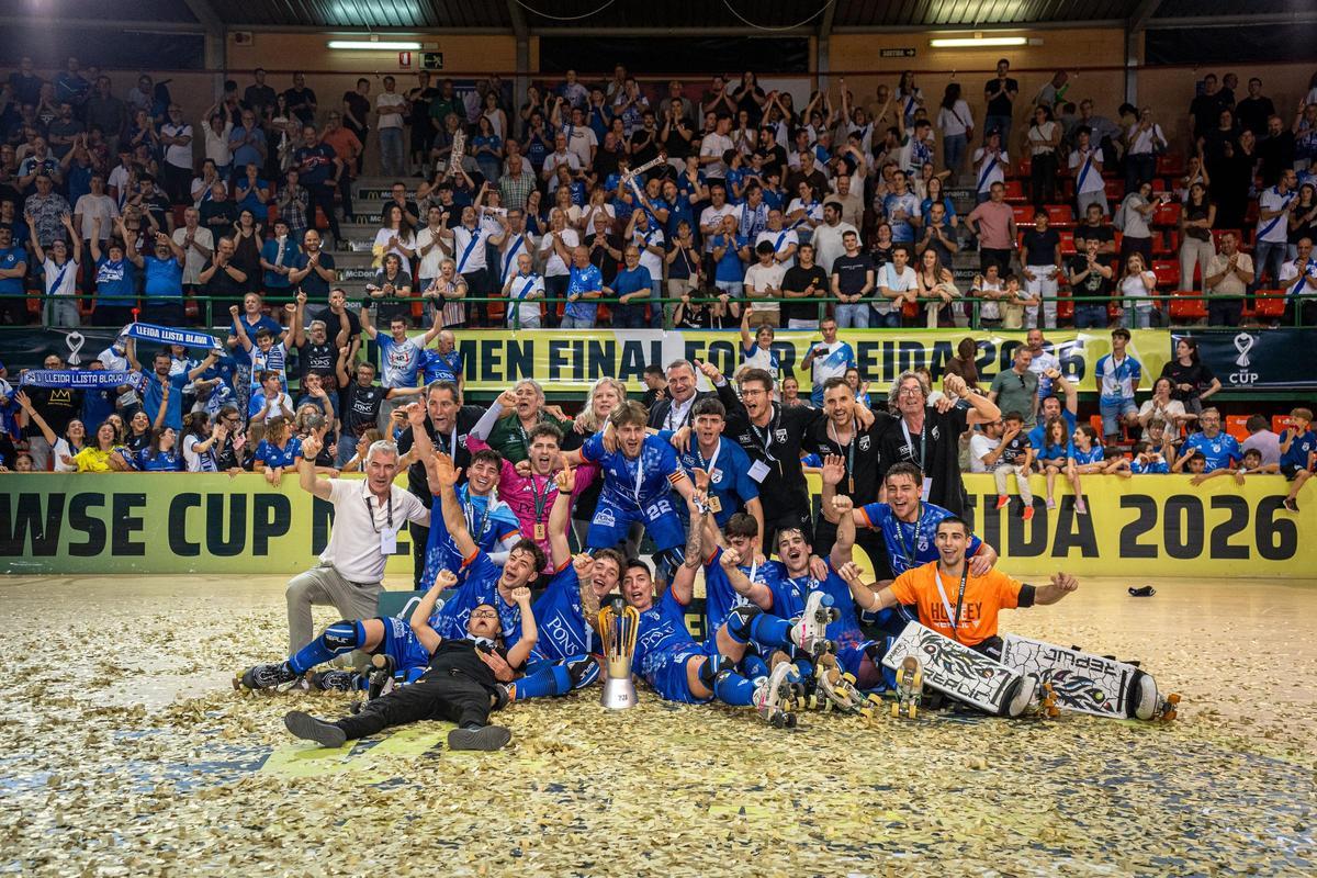La plantilla del Lleida celebra la conquista de la WSE Cup.