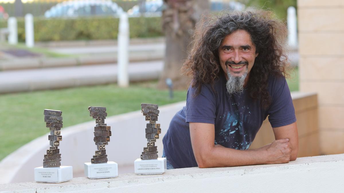 El artista Pedro Hormigo posa con las tres estatuillas que se entregaron en los Premis Diario de Ibiza.