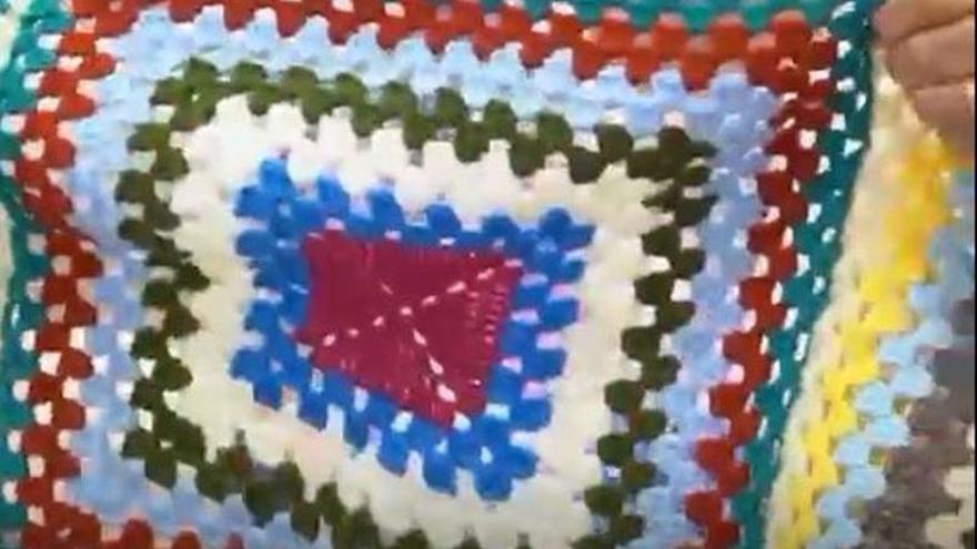 Vecinas de Finestrat crean los tradicionales farolillos de colores para las calles con motivo del 8M