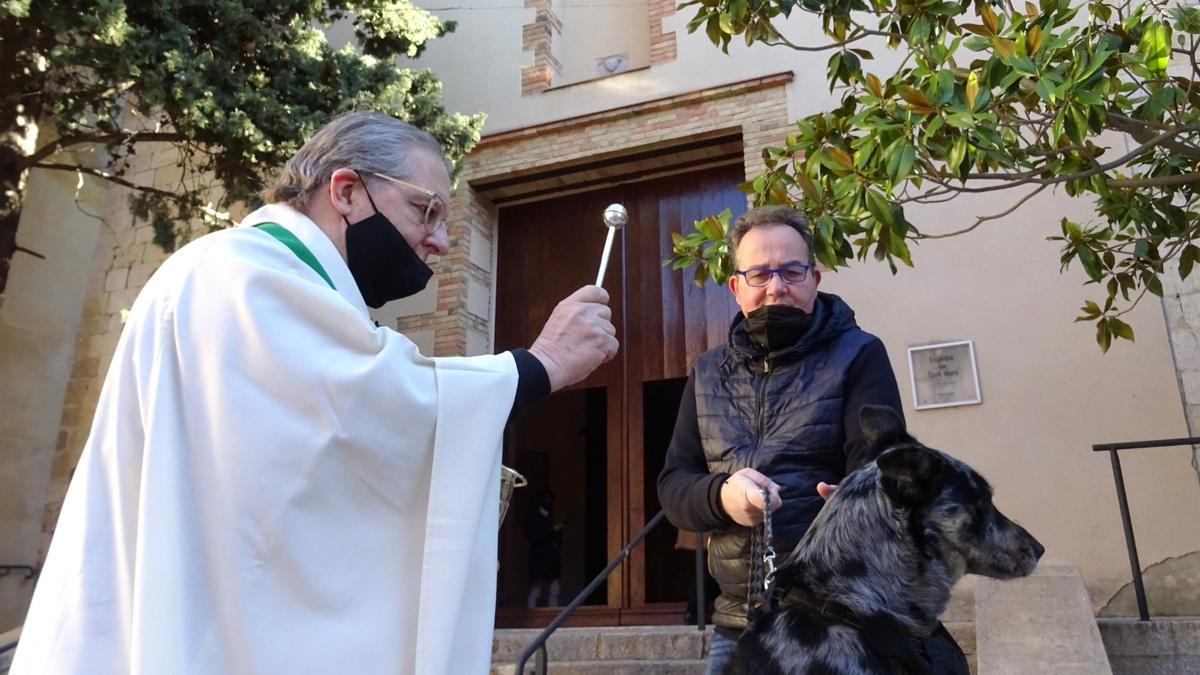 El mossèn de Peralada amb un veí fent la benedicció dels animals