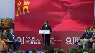 López Miras evoca a Ballesta y a León XIV en un 9J en el que insta a "defender la Región" y el Tajo-Segura como "nuestra fuente de vida"