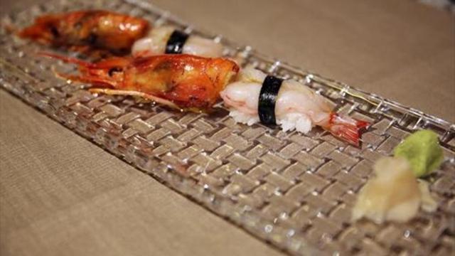 Los nigiris de gambas con las cabezas cocinadas.