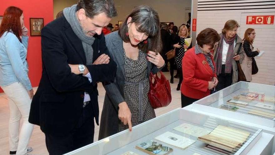 Espectadores en la exposición que el Museo dedica a Filgueira. // R.V