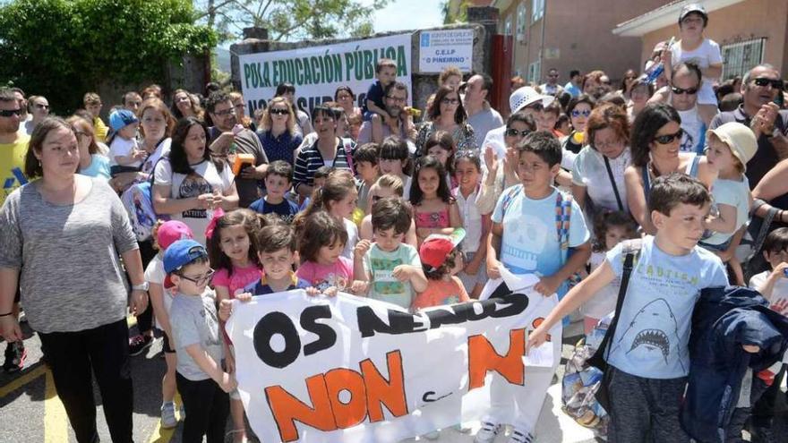 La concentración celebrada ayer en el colegio de O Piñeiriño a la salida de clases. // Noé Parga