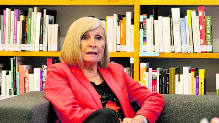 Chantal Mouffe, en la biblioteca de TEA, durante la entrevista.