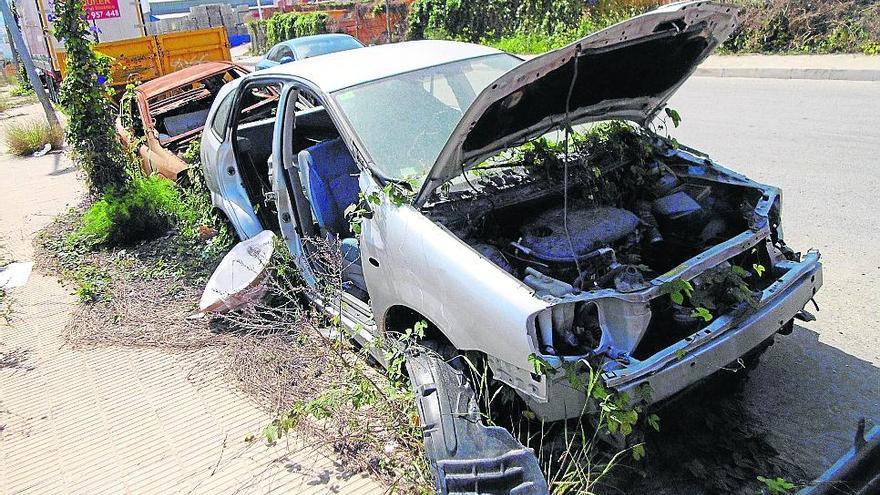 Más de 30 coches desguazados se acumulan en el polígono de Dénia