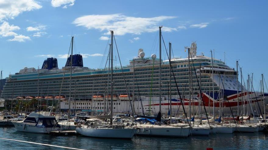 El crucero &#039;Britannia&#039;, atracado este miércoles en el puerto.