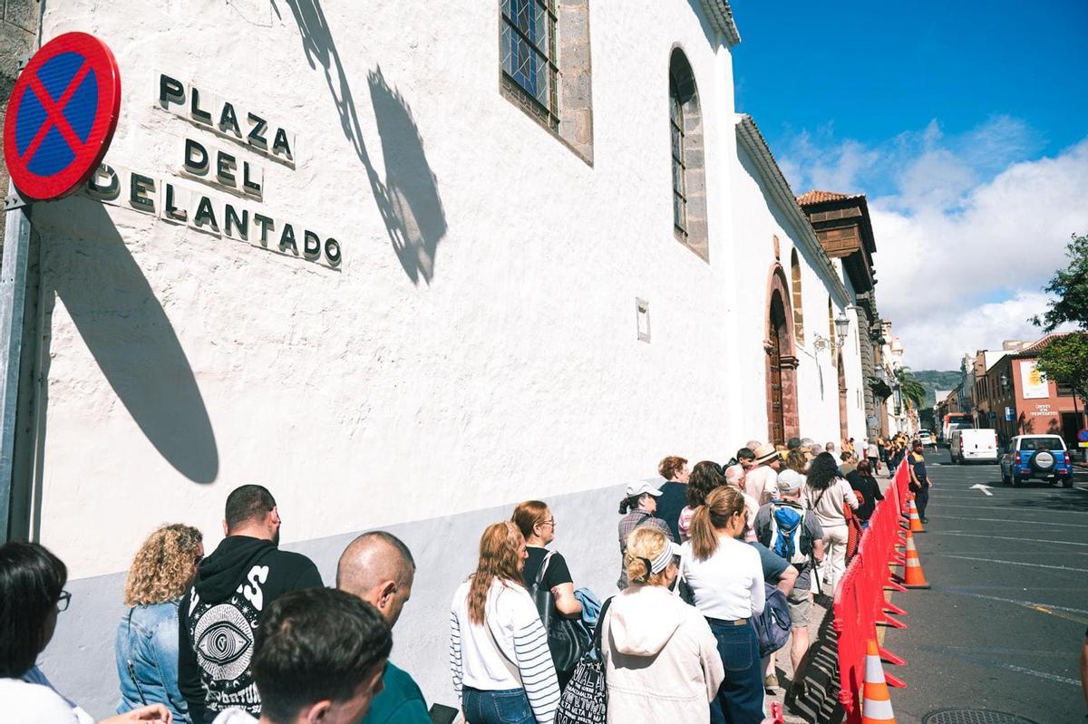 Miles de personas se acercan a ver el cuerpo de Sor María de Jesús en el convento de Santa Catalina de Siena.