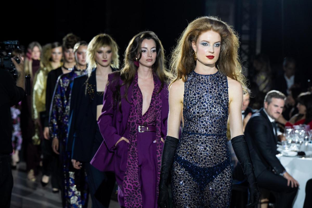 Las modelos con peinados de diferentes tendencias del siglo XX y principios del XXI.