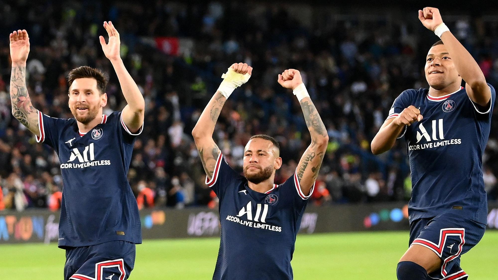 Paris Saint-Germain's Argentinian forward Lionel Messi, Paris Saint-Germain's Brazilian forward Neymar and Paris Saint-Germain's French forward Kylian Mbappe celebrate at the end of the UEFA Champions League first round group A football match between Paris Saint-Germain's (PSG) and Manchester City at The Parc des Princes stadium in Paris on September 28, 2021. (Photo by FRANCK FIFE / AFP)