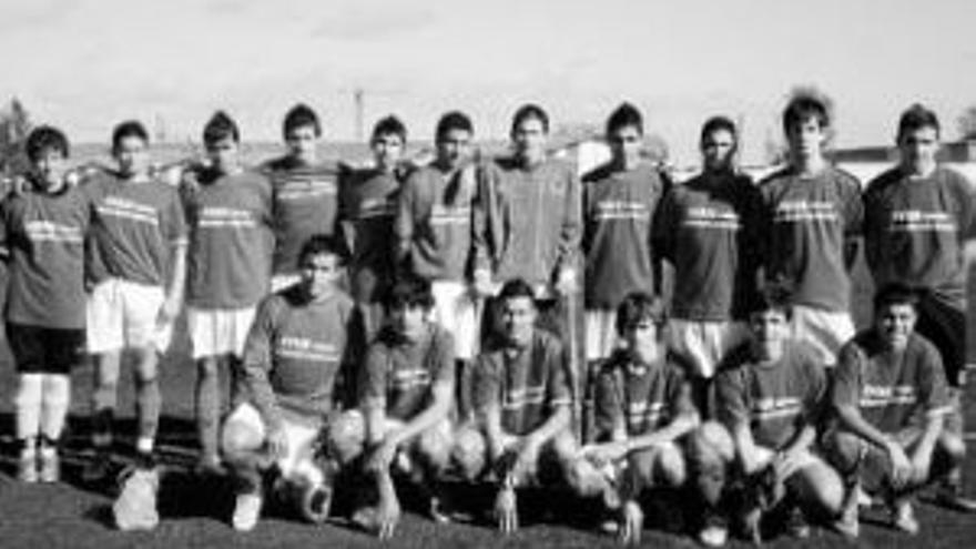 Emotivo homenaje para un futbolista del Cacereño cadete lesionado gravemente