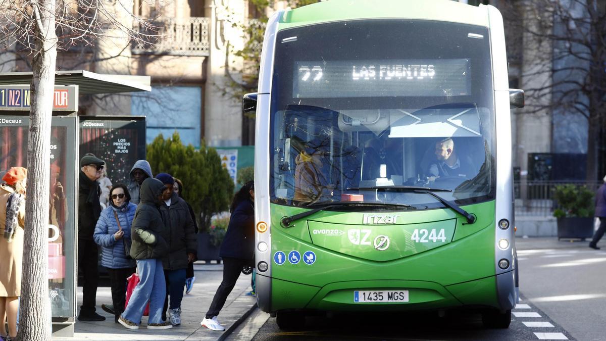 Un autobús urbano circulando por las calles de Zaragoza.