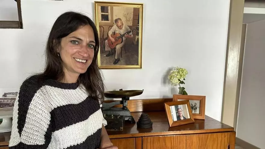 Nuria Santos, "la voz" que vive en Llendelabarca y que al volver al pueblo cumplió el sueño de su vida
