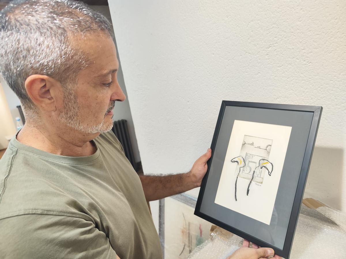 Tirador, con uno de sus grabados.