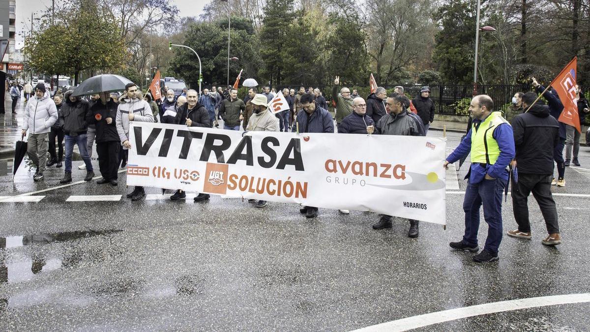 Trabajadores de Vitrasa en la Avenida de Castrelos, en una nueva jornada de protestas.