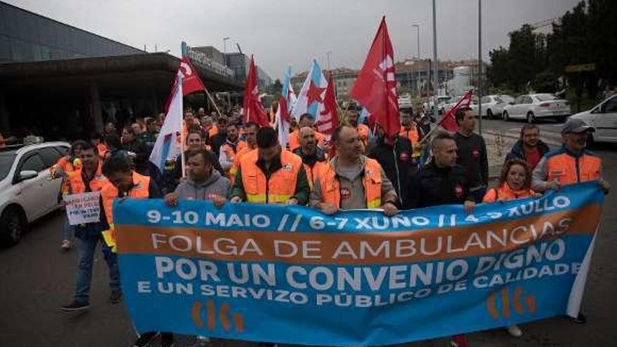 Protesta de trabajadores de las ambulancias, ayer, en Santiago.