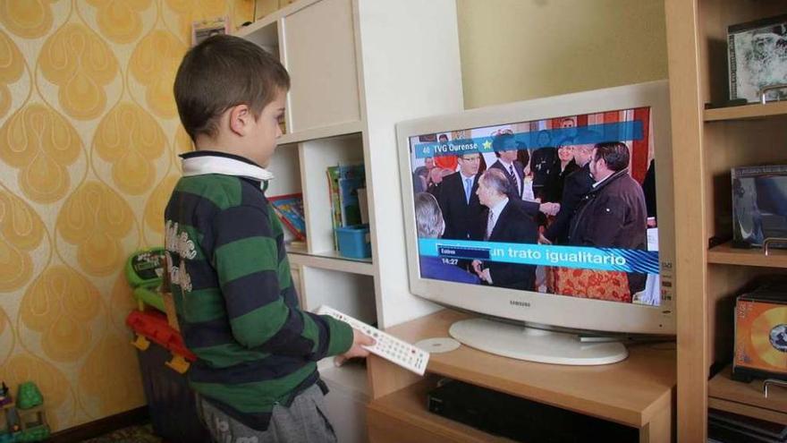 Un niño enciende la televisión en su domicilio.
