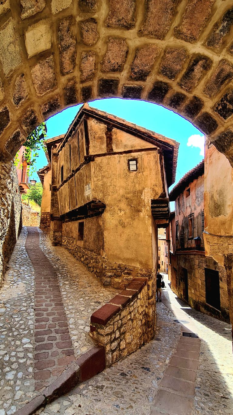 La casa de Julianeta, enmarcada por el Portal de Molina, constituye la postal típica del pueblo