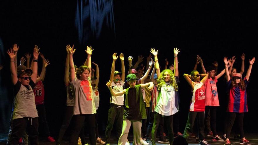 Participantes en la Muestra de Danza Escolar en el Teatro Ramos Carrión