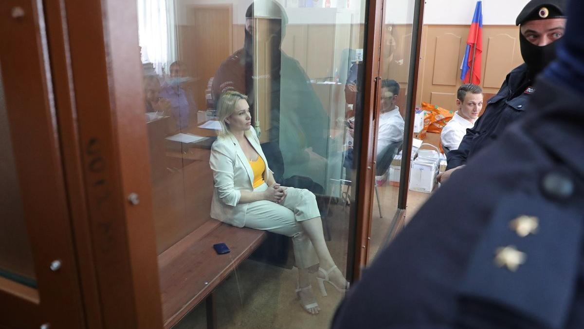Marina Ovsiannikova, experiodista del Primer Canal de la televisión rusa, durante el juicio contra ella.