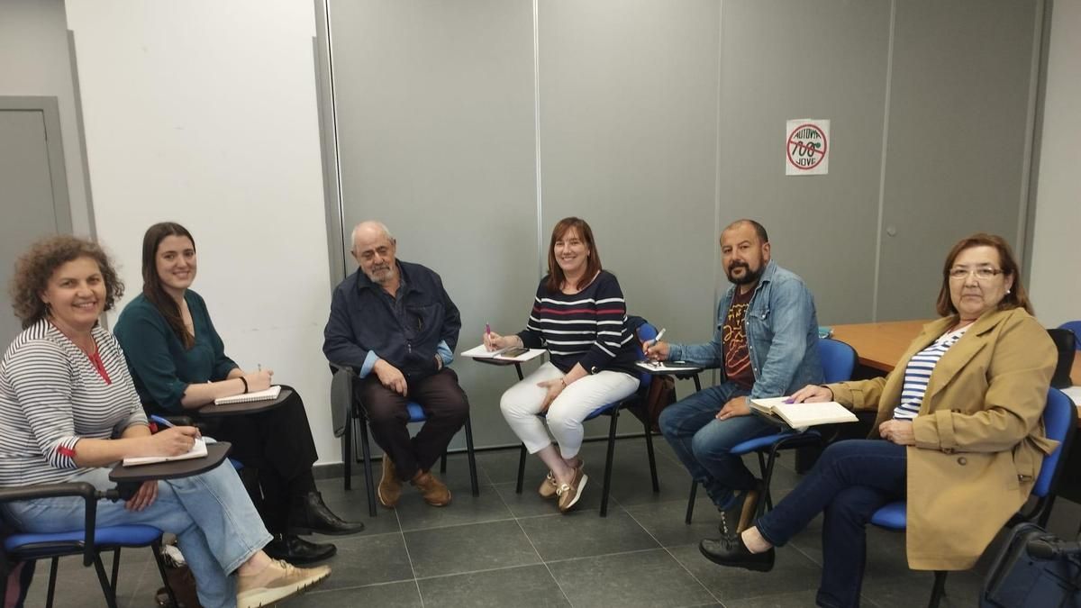 Olaya Suárez, segunda por la izquierda, reunida con integrantes de la FAV.