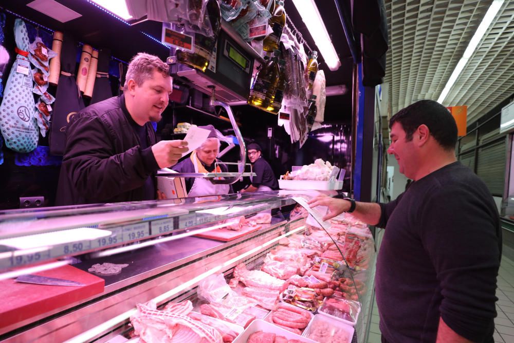 Los clientes del Mercat Nou se topan con poetas durante sus compras para celebrar el Día Internacional de la Poesía