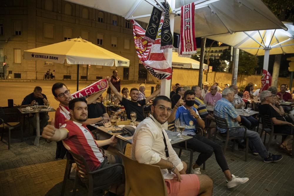 L'afició del Girona viu lluny de Montilivi la decepció.