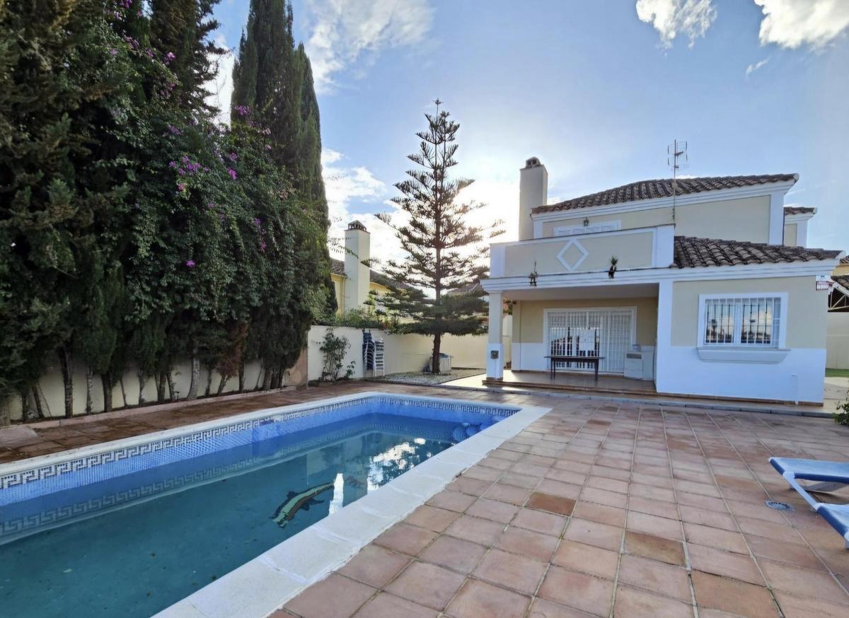 La propiedad tiene una gran piscina.