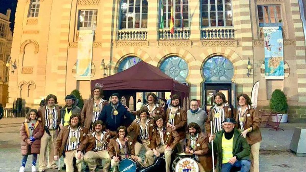 La chirigota "Santoña", ante el teatro de Cadiz´.