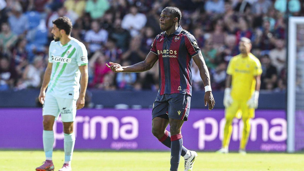 Etta Eyong marcó en su debut en el Ciutat.