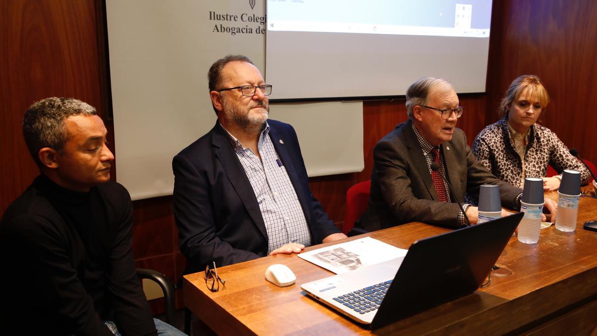 Los participantes, ayer, en el salón de actos del colegio de la Abogacía.