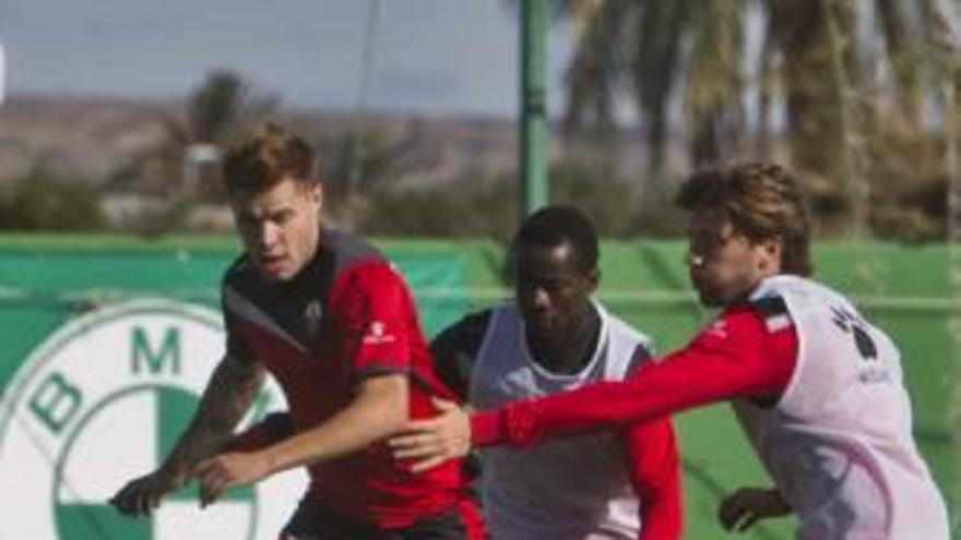 Mandi, Anaba e Ilie, en el entrenamiento del Elche; y Nino disparando a puerta, ayer en el campo de Las Fuentes de Aspe.