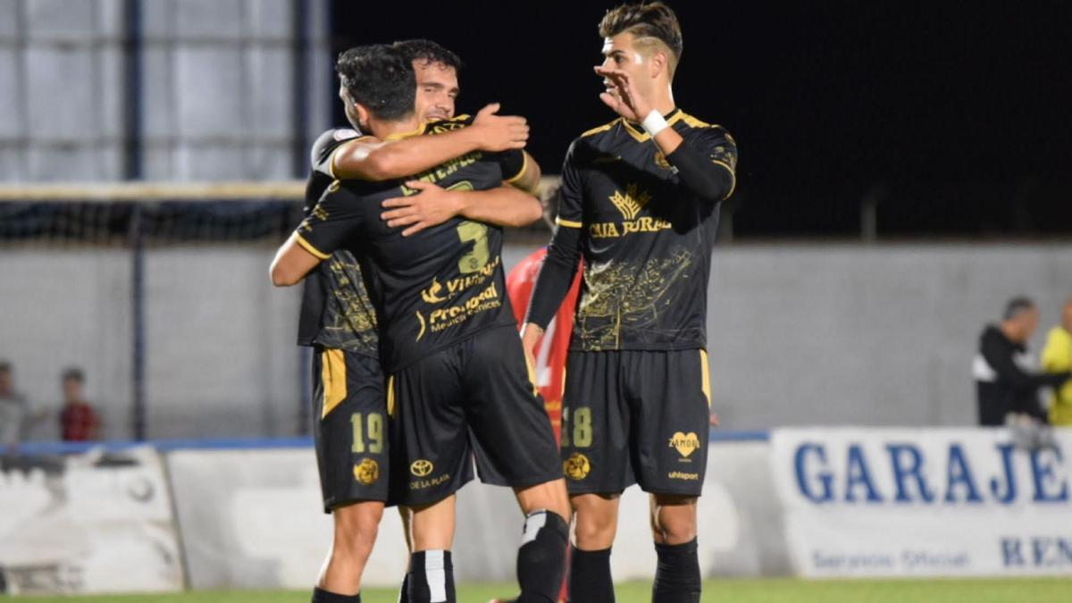 Los jugadores del Zamora celebran uno de los goles