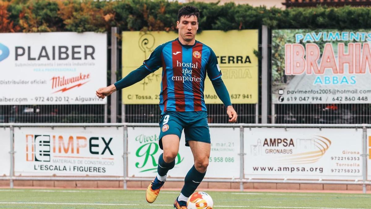 Adri Expósito en un partit amb l'Escala al Nou Miramar.