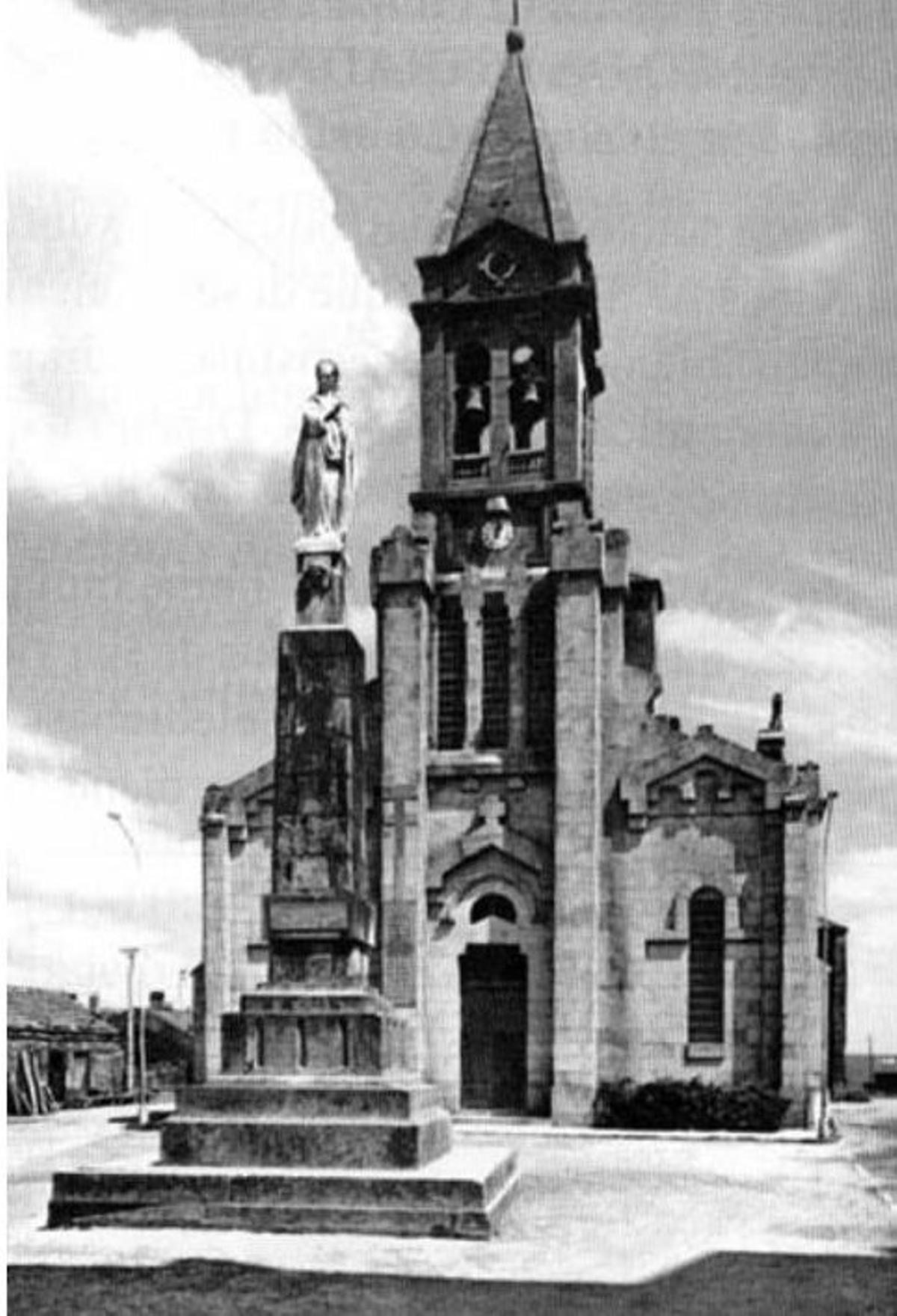 Frente de la iglesia en los años 60, con la inmaculada ante la puerta.