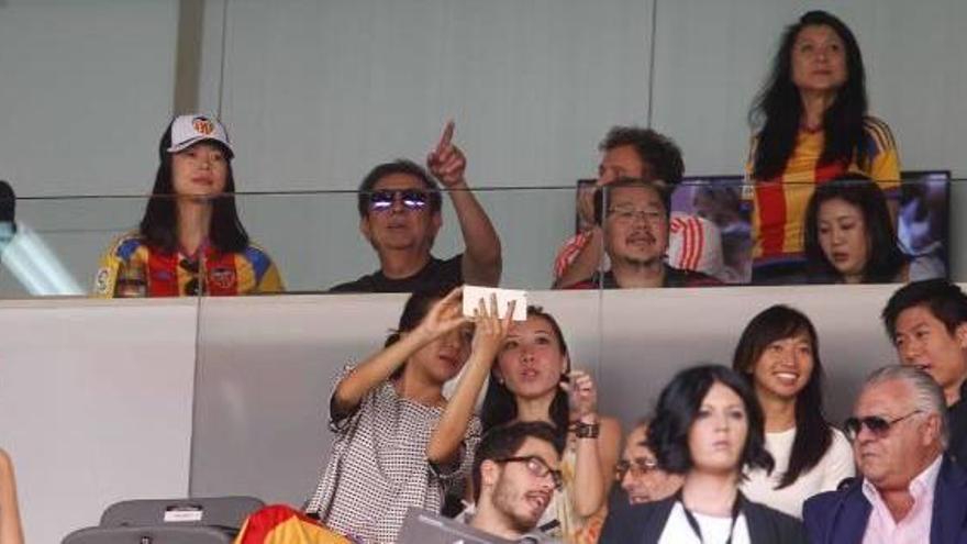 Peter Lim observa el partido Valencia-Betis, en septiembre pasado, desde el palco de Mestalla junto a su esposa.