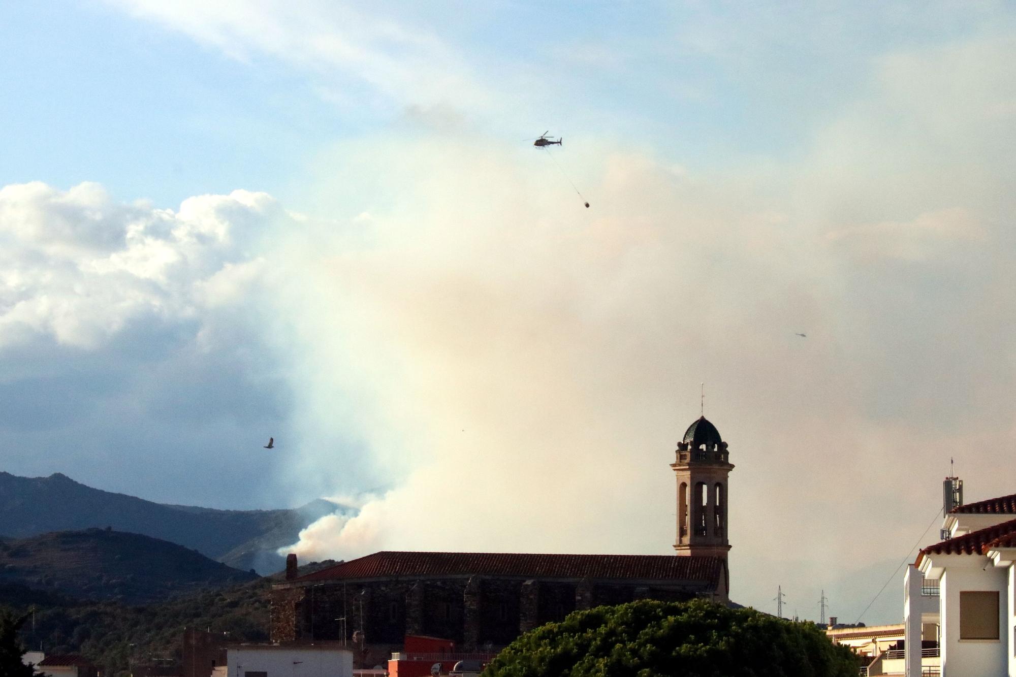 L'avanç de l'incendi de l'Alt Empordà obliga a confinar la part alta de Portbou