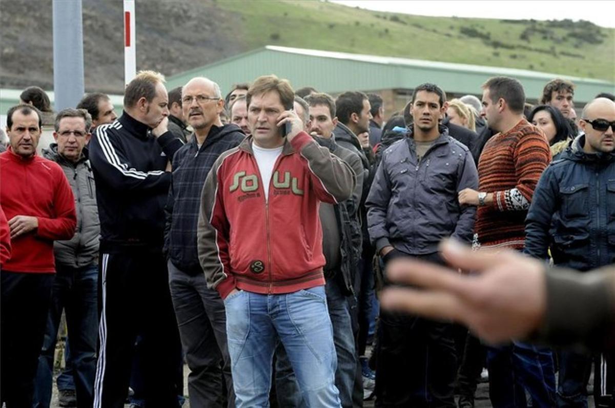 Un nombrós grup de persones esperen notícies ales instal·lacions del  Pozo Emilio sobre els miners morts i ferits en l’accident.