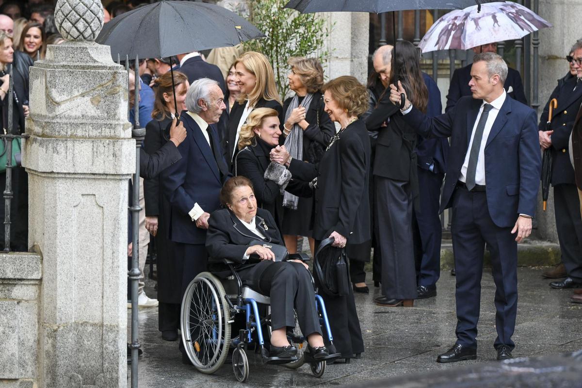 La reina Sofía y la infanta Margarita a su salida del funeral en memoria de Fernando Gómez-Acebo. La reina Sofía y la infanta Margarita a su salida del funeral en memoria de Fernando Gómez-Acebo.