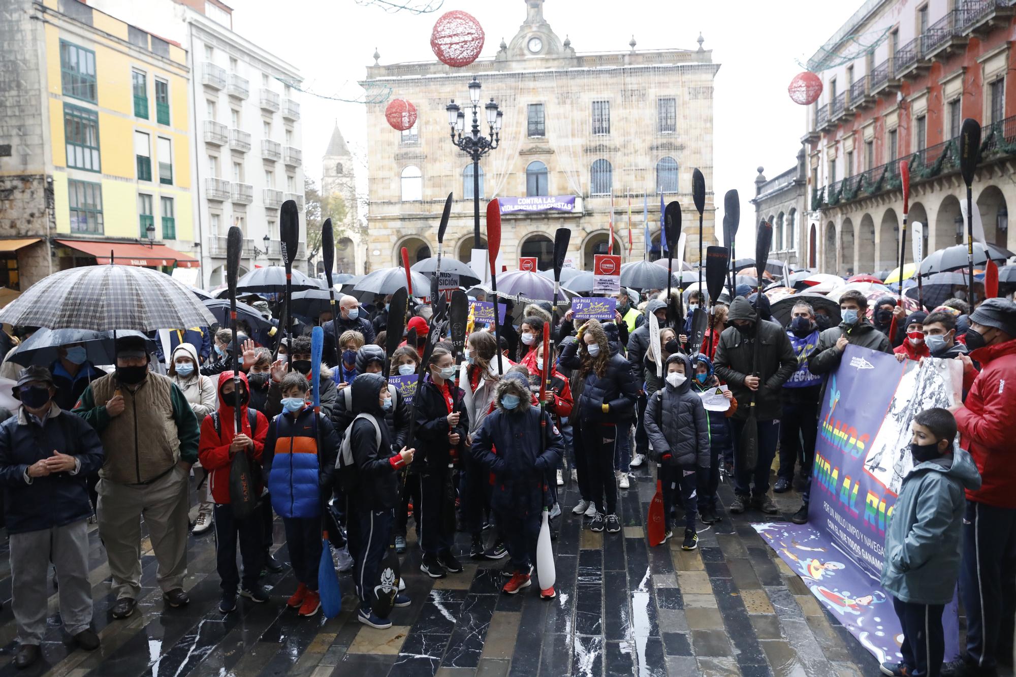 En imágenes: así fue la manifestación de ocho colectivos en la Plaza Mayor de Gijón