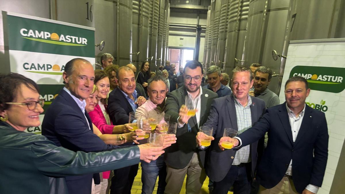 Por la izquierda, la enóloga Cristina Castaño; Jesús López, Ana Nosti (concejala de Siero), Begoña López (directora general de Agricultura), Jorge García (presidente de la DOP Sidra de Asturias), Juan Cañal (alcalde de Nava), Adrián Barbón, Marcelino Marcos (consejero de Medio Rural) y  Carlos García, en el llagar de Campoastur.