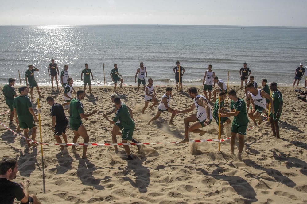 Entrenamiento del Elche CF en la playa de El Pinet