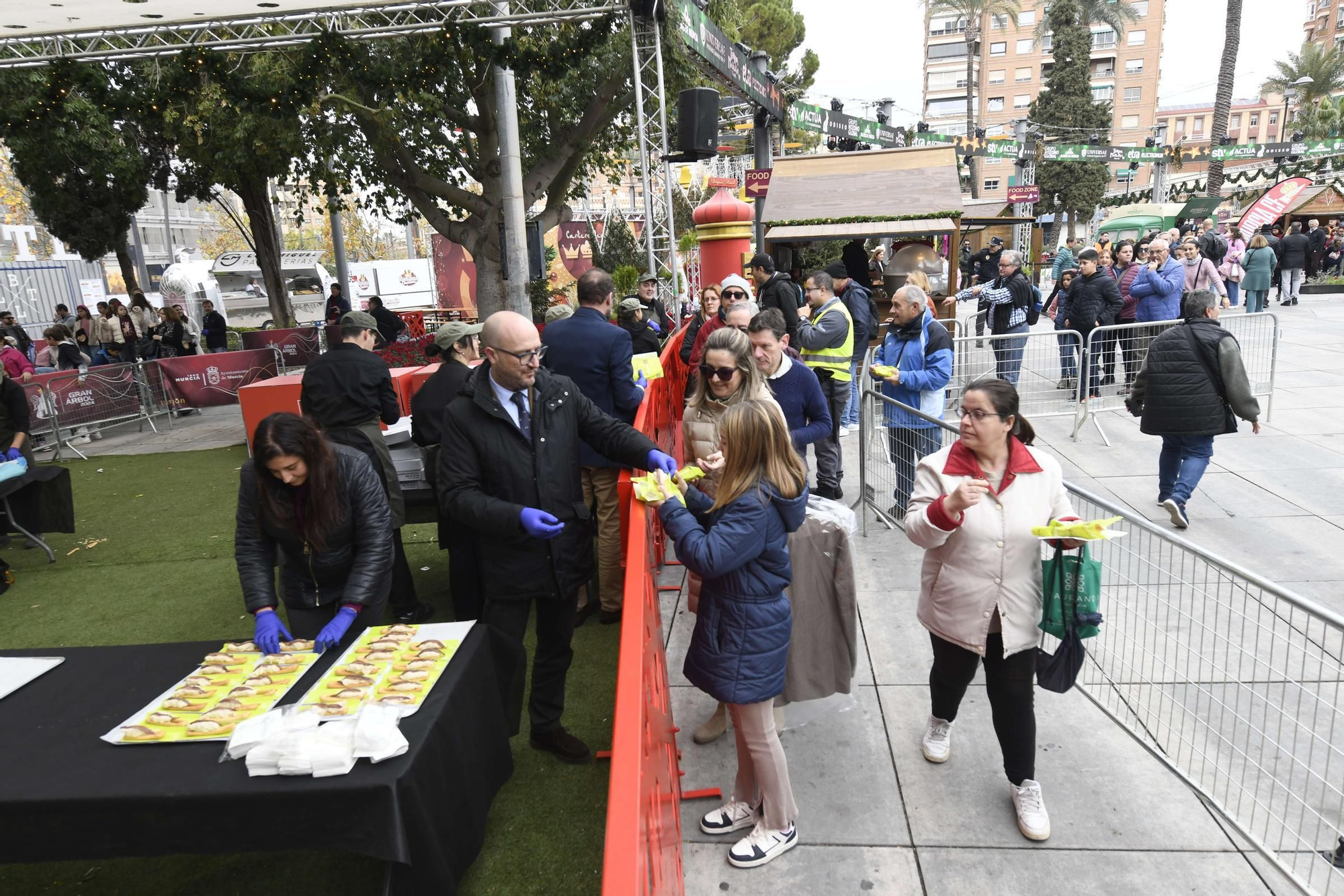 Reparto de pasteles de carne y marineras en la Plaza Circular de Murcia