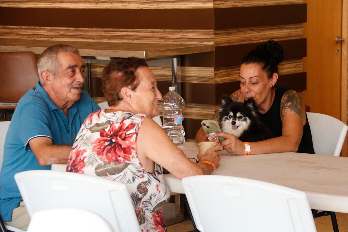 Míriam Mel i els seus pares, desallotjats de Santa Cristina d'Aro per l'incendi de la Bisbal d'Empordà