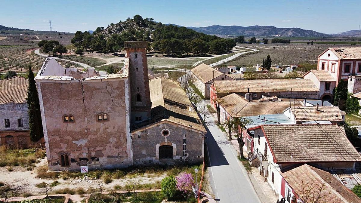 El primer minuto de la nueva entrega de «L’Alqueria Blanca», en la Colonia de Santa Eulalia (Sax). | ÁXEL ÁLVAREZ